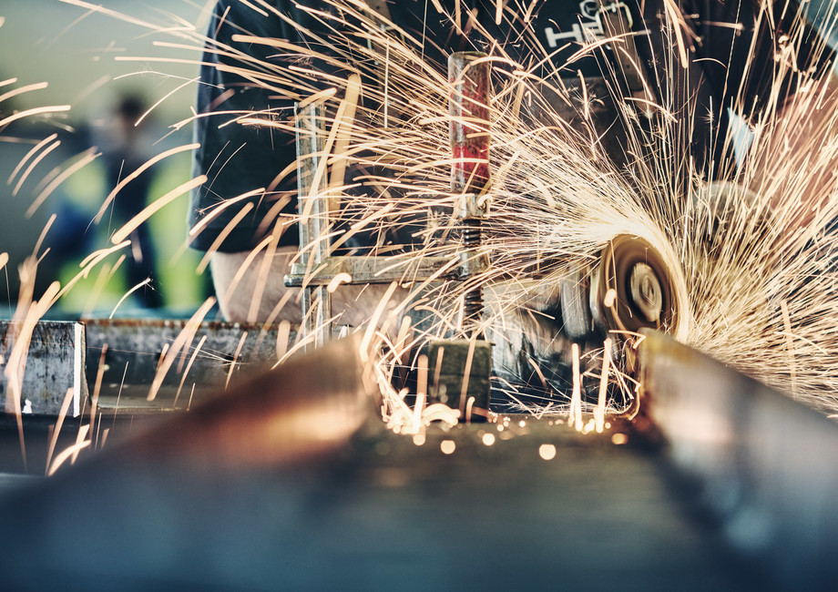 Funken bei Arbeit an Metall